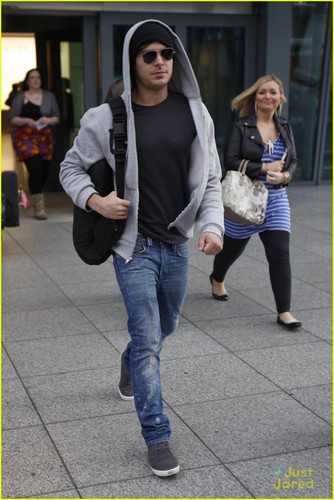  ZAC EFRON AT HEATHROW AIRPORT IN লন্ডন