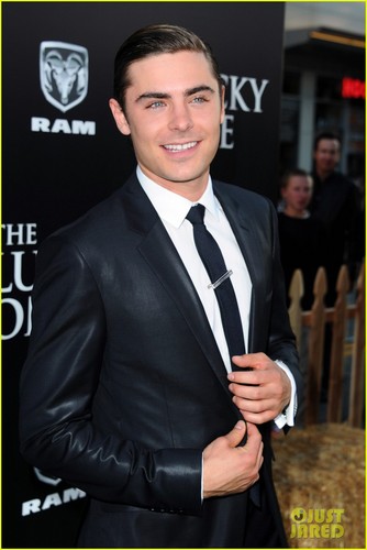  Zac Efron: 'Lucky One' L.A. Premiere with Taylor Schilling!