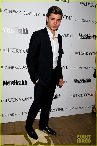  Zac Efron: 'Lucky One' NYC Screening with Taylor Schilling!