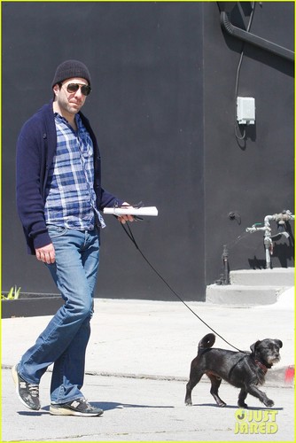  Zachary Quinto: Doggie Errands!