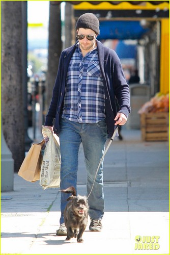  Zachary Quinto: Doggie Errands!