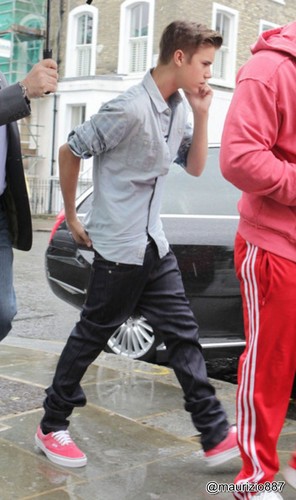  Bieber arriving ,studio in West लंडन