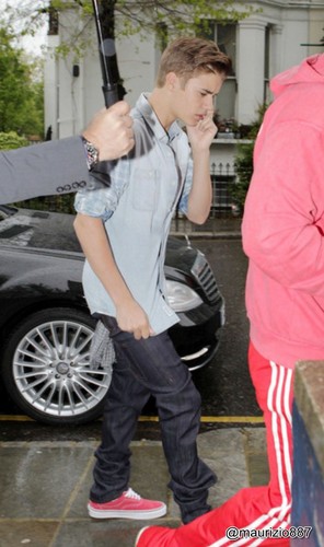  Bieber arriving ,studio in West लंडन