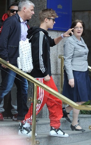  Justin Bieber leaving the Royal Garden Hotel in লন্ডন