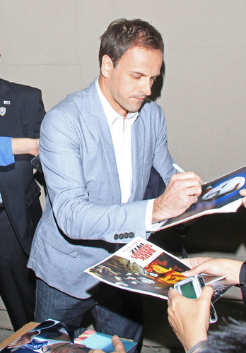  Actor Jonny Lee Miller signs autographs for 팬 after filming a 텔레비전 show in Hollywood.