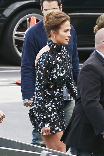  Arriving At American Idol Elimination 显示 In Hollywood [26 April 2012]