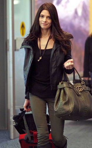  Ashley Greene arriving in Vancouver for the 'Breaking Dawn' re-shoots (April 30).