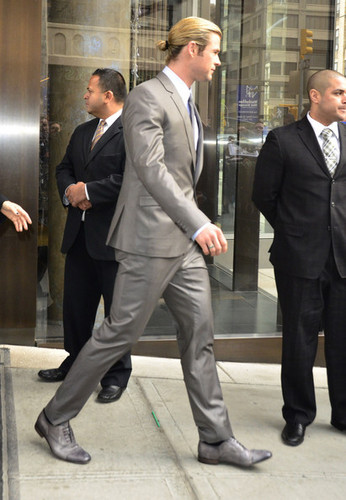  Chris Hemsworth Leaving The Trump Soho Hotel