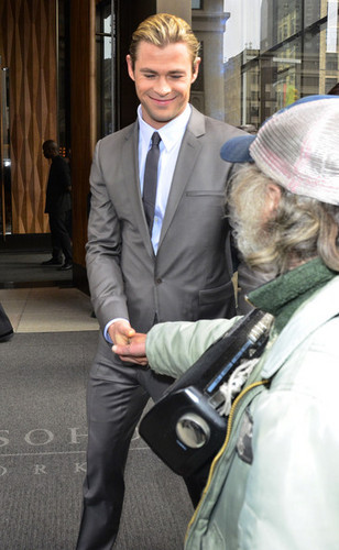  Chris Hemsworth Leaving The Trump Soho Hotel