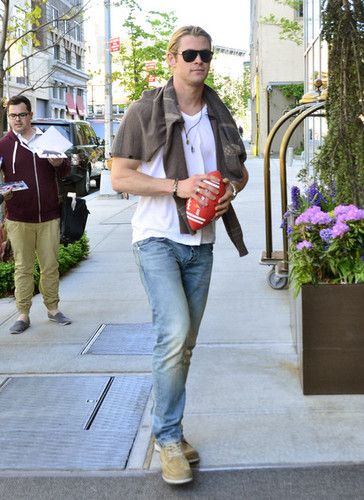  Chris Hemsworth Out in Soho