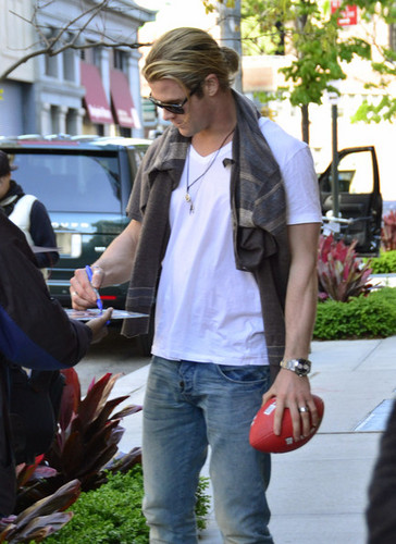  Chris Hemsworth Out in Soho