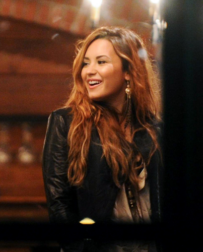  Demi - Having रात का खाना with her band at a steakhouse in Buenos Aires, Argentina - April 27, 2012