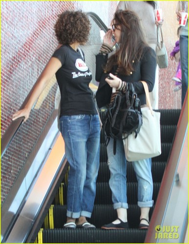  Halle Berry: Beverly Center Shopping!