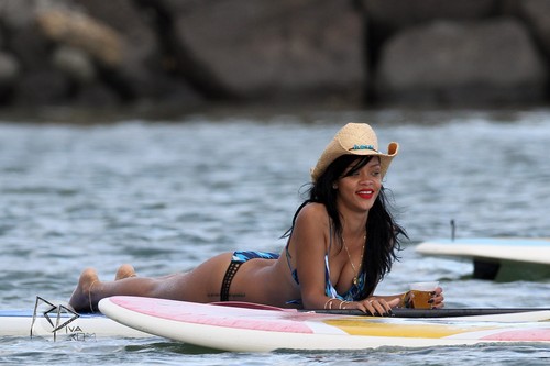 In A Bikini On The pantai In Hawaii [28 April 2012]