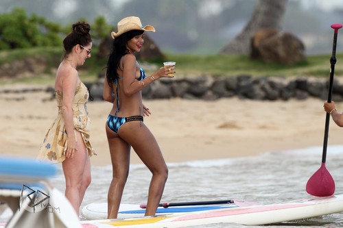  In A Bikini On The 바닷가, 비치 In Hawaii [28 April 2012]