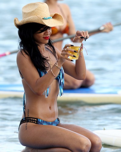  In A Bikini On The beach, pwani In Hawaii [28 April 2012]