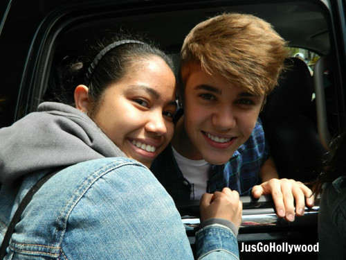  Justin Bieber with Фаны - April 28