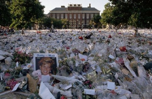 Kensington Palace floded with flowers for Princess Diana
