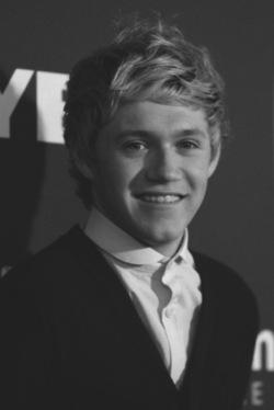  Niall Horan - Black and White