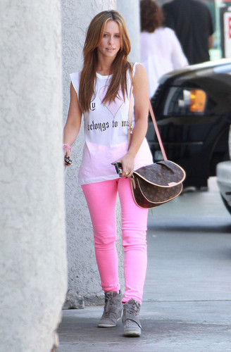  Out In Los Angeles [28 April 2012]
