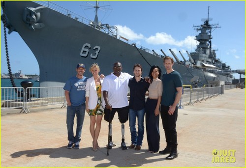  蕾哈娜 & Alexander Skarsgard: 'Battleship' in Pearl Harbor!