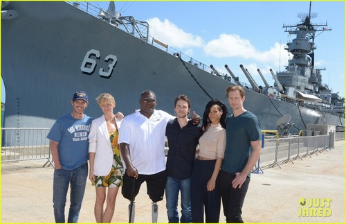  রিহানা & Alexander Skarsgard: 'Battleship' in Pearl Harbor!