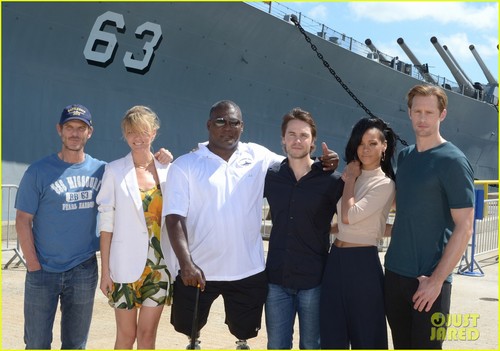  रिहाना & Alexander Skarsgard: 'Battleship' in Pearl Harbor!