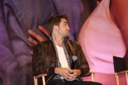  Rob at the 'Breaking Dawn - Part 1' LA convention!
