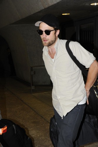  Robert Pattinson arriving in DC, 27-04-2012
