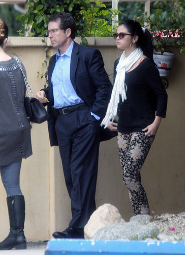  Selena lunches with her mom
