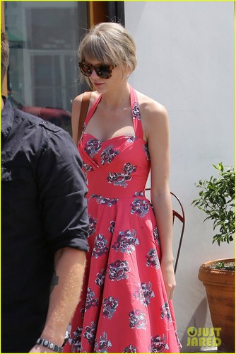  Taylor Leaving The হাকলেবেরি Bakery and Cafe on Sunday, 4/29/2012