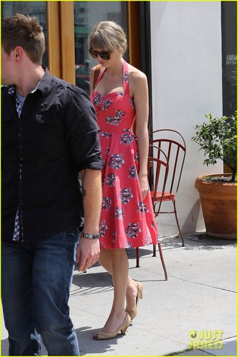 Taylor Leaving The 허클베리 Bakery and Cafe on Sunday, 4/29/2012