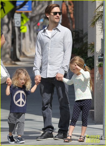  Tobey Maguire: Sunday Stroll with the Family