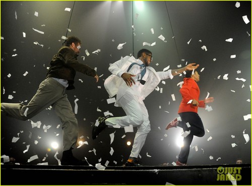  উশের & Justin Bieber: 'Fuerza Bruta' Dance Off!