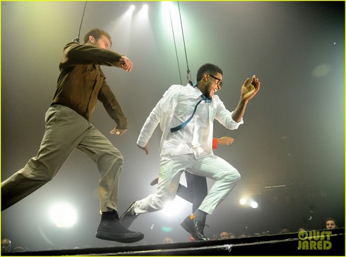  Usher & Justin Bieber: 'Fuerza Bruta' Dance Off!