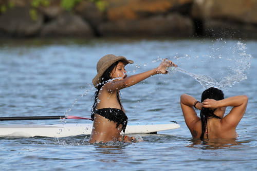  Wearing A Bikini In Hawaii [27 April 2012]