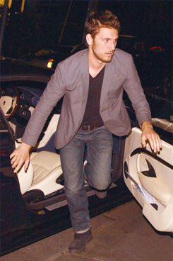  Alex Pettyfer arriving at kasteel, chateau Marmont in West Hollywood (May 3, 2012)