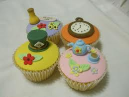  Alice in Wonderland themed कपकेक