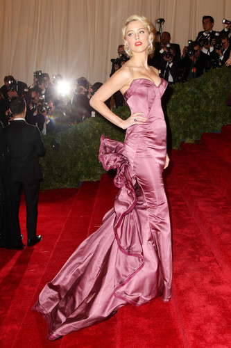  Amber Heard stuns on the red carpet at the Met Gala