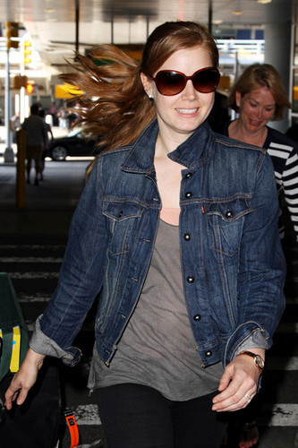  Amy Adams Flies Into JFK Airport