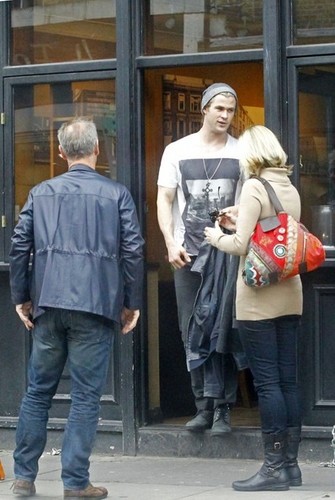  Chris Hemsworth and Parents in Londres