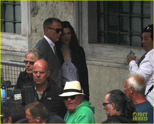  Daniel Craig & Rachel Weisz Hold Hands on Set!