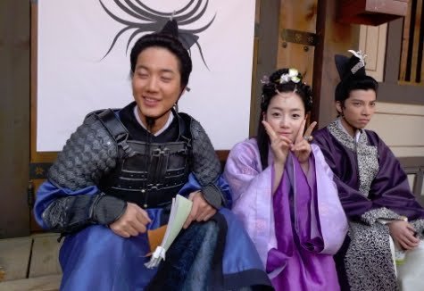  Eunjung & Qri in "King Geunchogo"