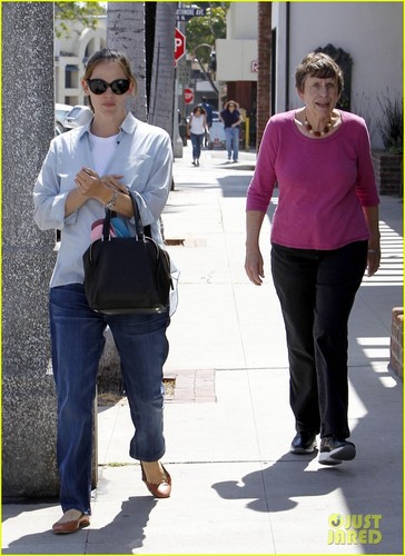  Jennifer Garner: Nail Tag with Mom Patricia!