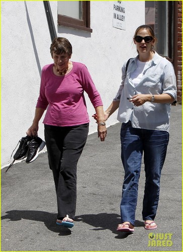  Jennifer Garner: Nail dag with Mom Patricia!