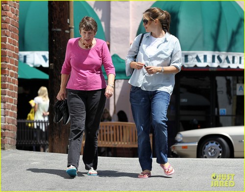  Jennifer Garner: Nail araw with Mom Patricia!