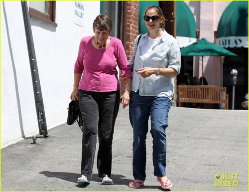  Jennifer Garner: Nail giorno with Mom Patricia!
