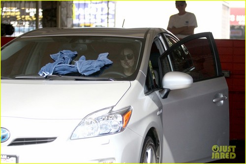  Mandy Moore: Car Wash Cutie!