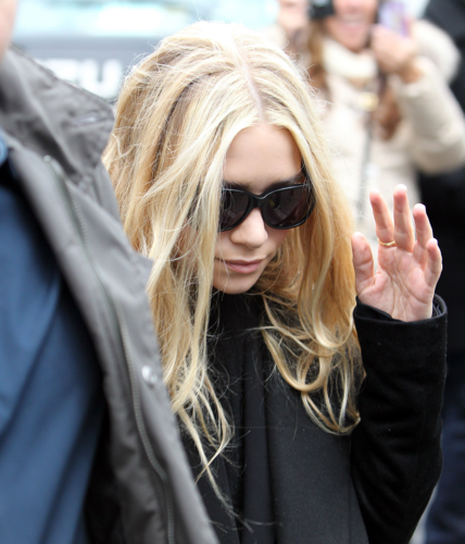  Mary-Kate & Ashley - Leave the J. Mendel mostrar at the lincoln Center, NY, February 15, 2012
