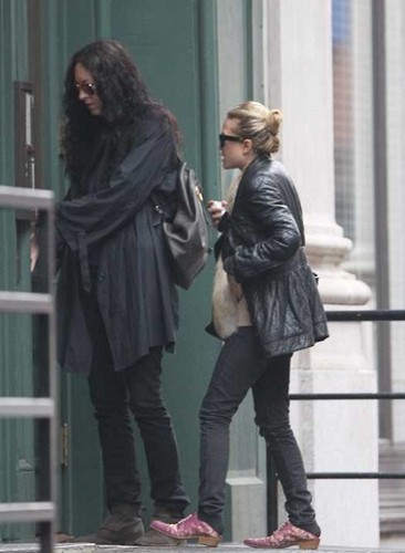  Mary-Kate & Ashley - Out and about in New York City, May 05, 2012